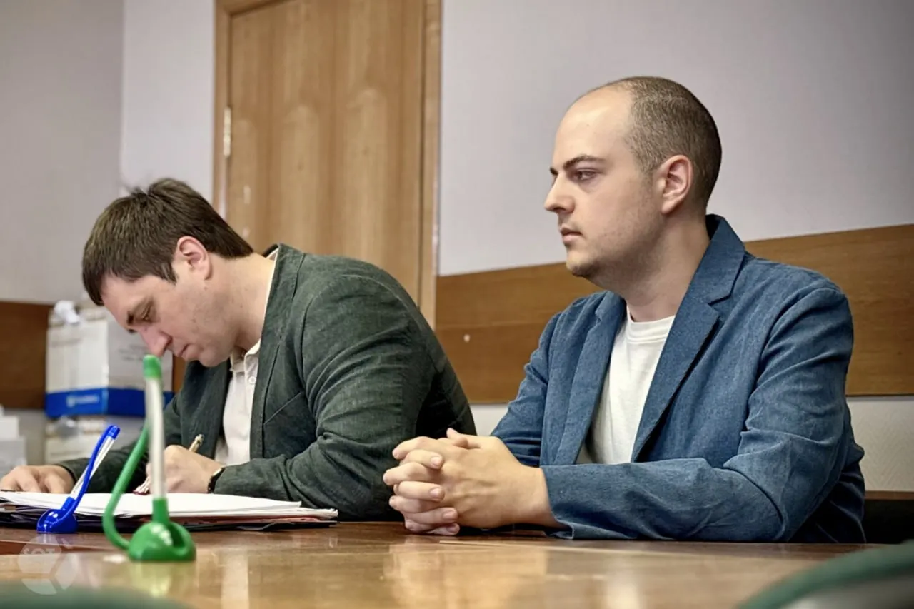 В Замоскворецком суде рассматривают уголовное дело против бывшего директора издательства: ему вменяют участие в экстремистской организации, составление классификации ЛГБТ‑книг и продажу некоторых из них, в том числе несовершеннолетним, после вступления в силу соответствующего закона.