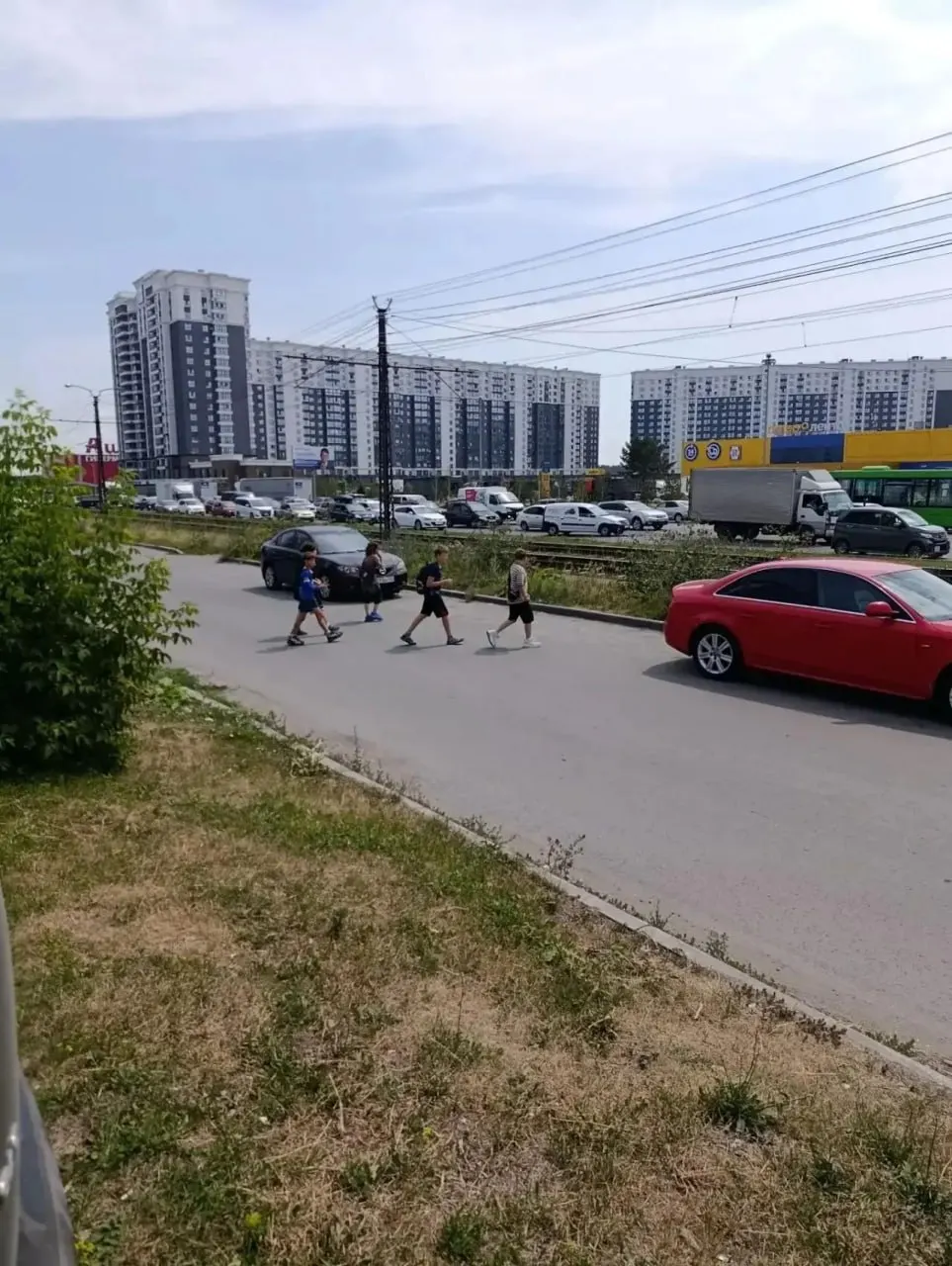 В Индустриальном районе взрослые пресекли попытку группы подростков зацепиться за трамвай. ГИБДД предупреждает о серьёзных рисках такого поведения и просит родителей быть внимательнее.