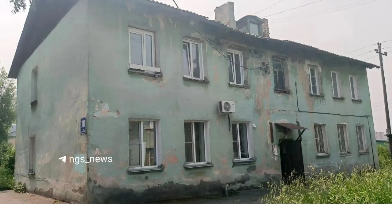 Жильцы дома на Катодной, 10 сообщают о затекании воды, прогнивших полах и несостоявшемся капремонте: фонд исключил дом из программы из‑за износа свыше 70%, жители обратились в прокуратуру.