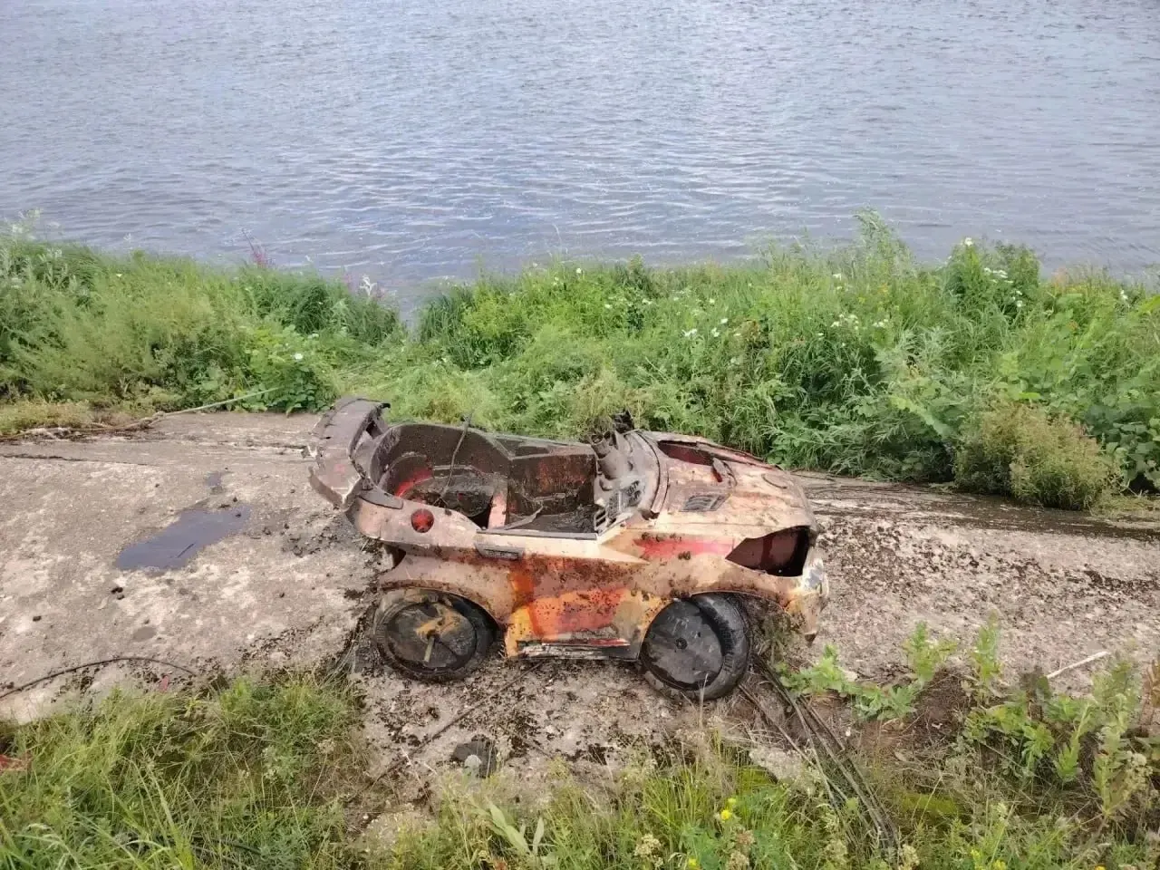 Во время прочистки защитной системы станции из воды извлекли игрушечную модель BMW — по внешнему виду она, вероятно, пролежала в Волге несколько месяцев.