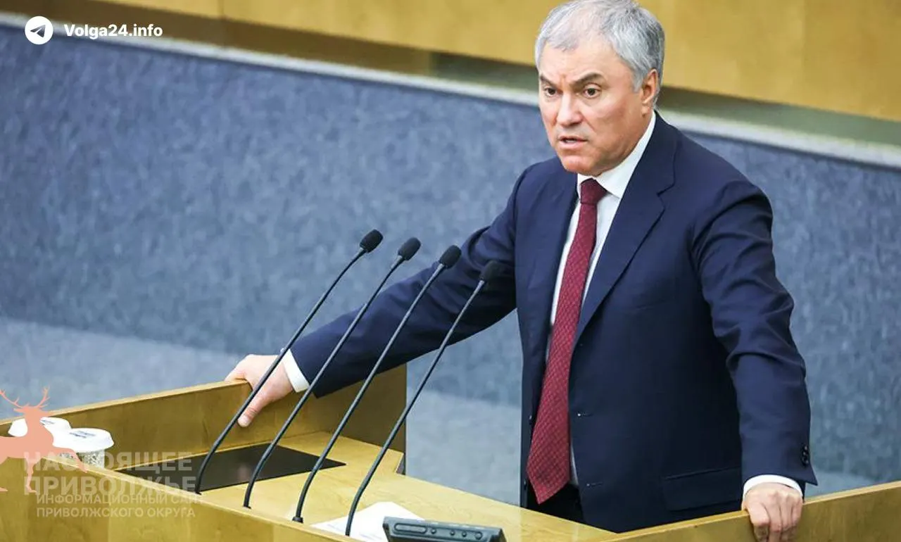 По итогам 2025 года председатель Госдумы задекларировал доход свыше 257 млн рублей, а общий остаток на банковских счетах приближается к миллиарду; независимые расследования указывают на возможные незадекларированные активы.