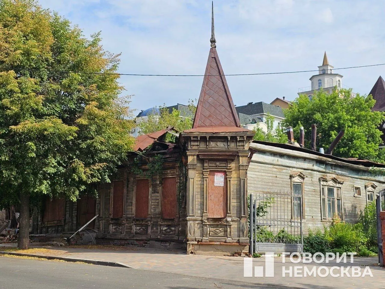 В центре Рязани частично обрушился дом-памятник XIX века. Инспекция готовит иск, чтобы обязать собственников провести реставрацию — работы и проект могут стоить десятки миллионов рублей.