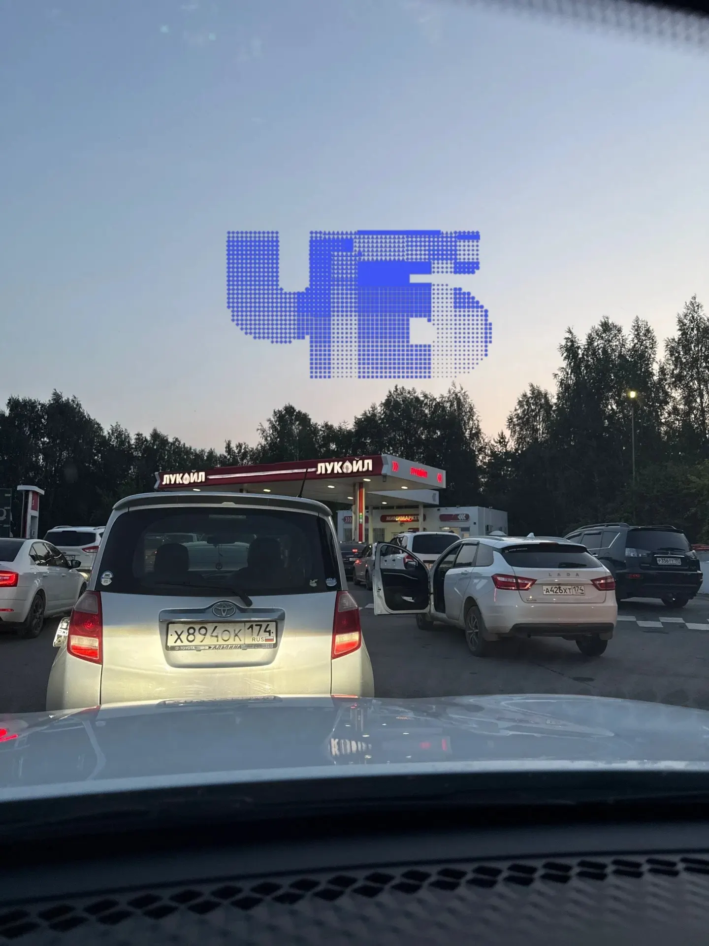В Челябинске наблюдается дефицит топлива: водители часами ищут бензин, заправки закрываются перед очередью, бензин удаётся найти только за городом.