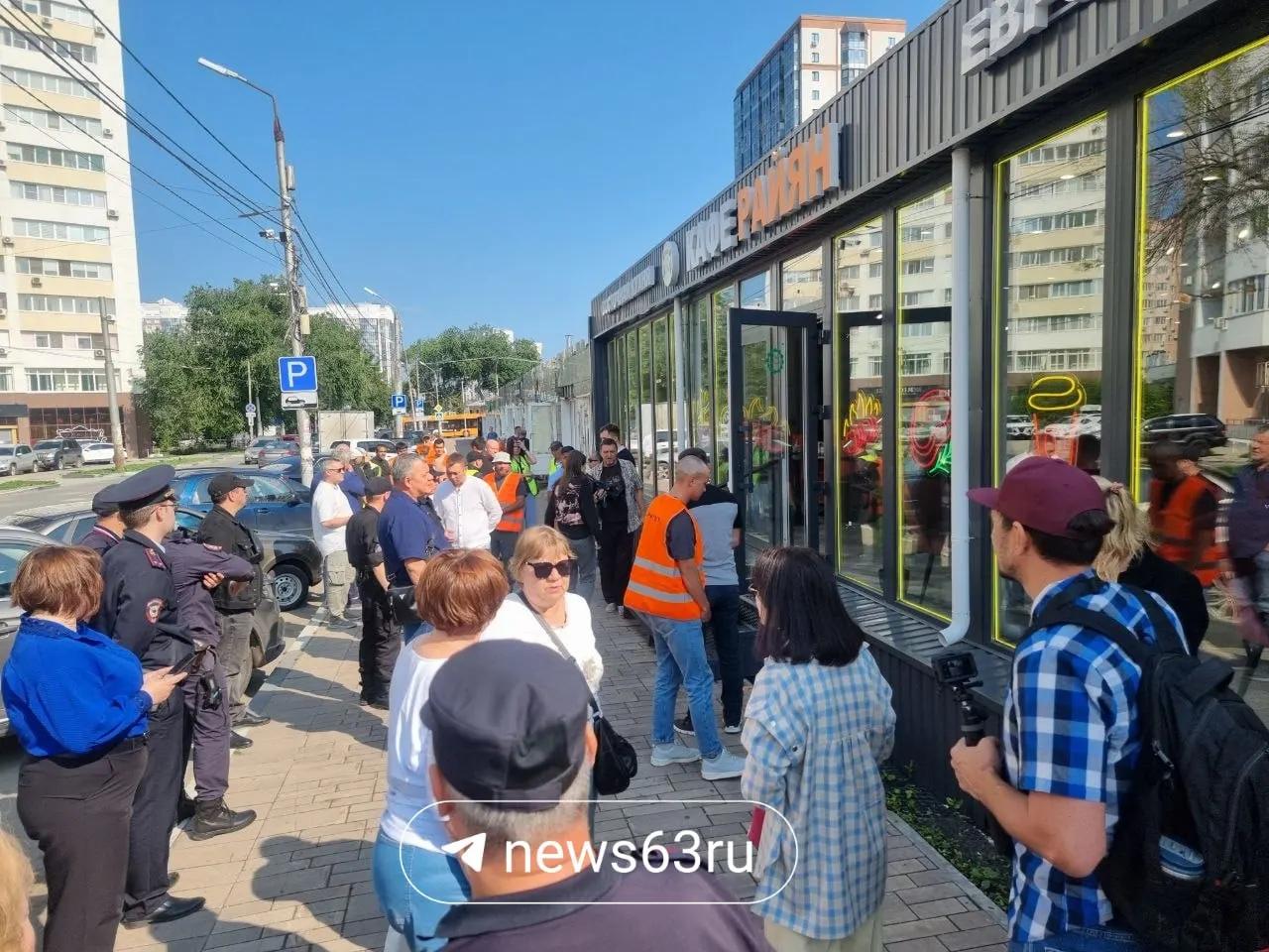 На месте бывшего стадиона в центре Самары демонтируют около десятка ларьков, павильонов и кафе «Аль-Халяль». Участок долгое время принадлежал бизнесмену Алексею Шаповалову — он планировал застройку, но проекты не были реализованы. Власти намерены вернуть территории прежнее назначение.