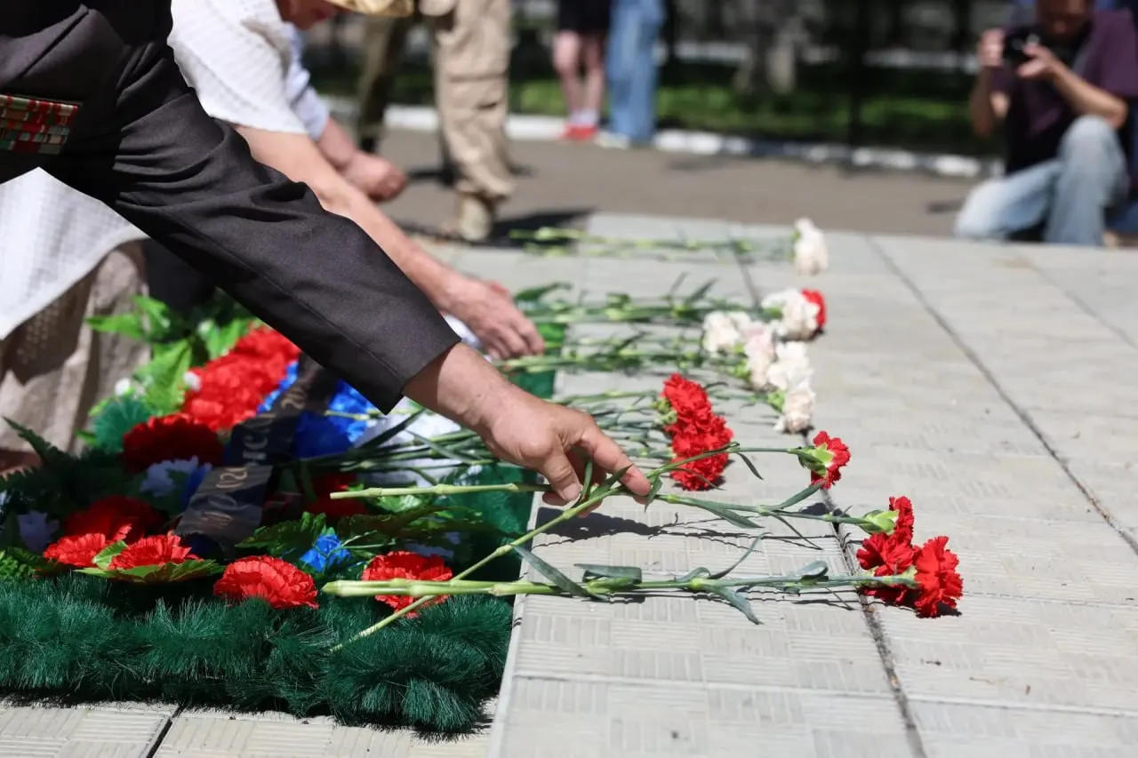 1 июля в парке ОДОРА в Чите прошёл митинг в честь Дня ветеранов боевых действий: участники почтили память минутой молчания и возложили цветы к стеле.