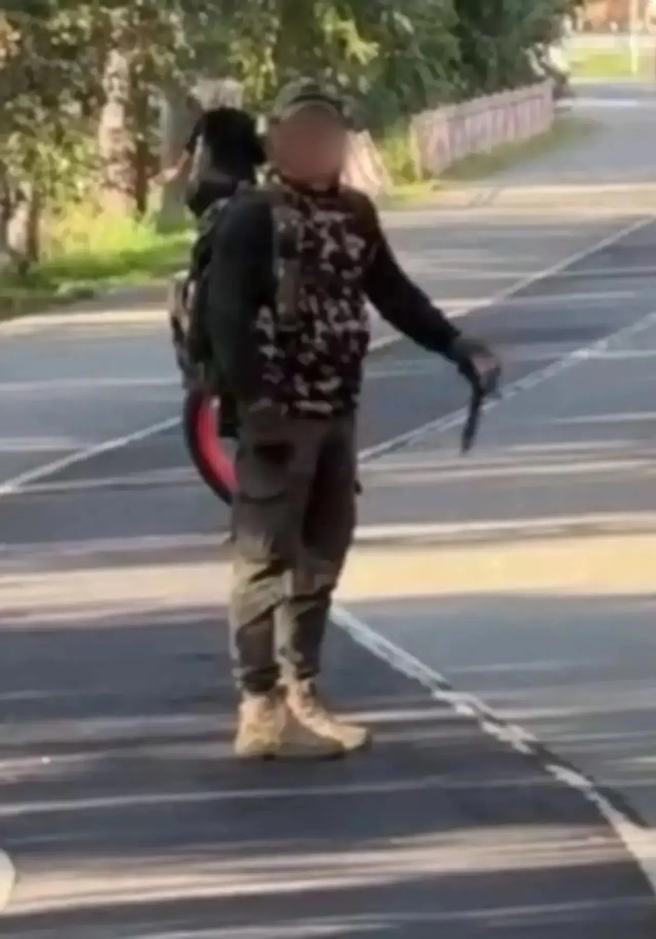 В августе мужчина в камуфляже на набережной пытался наехать на собак и размахивал охотничьим ножом. После скрытия и объявления в розыск 40‑летнего обвиняемого приговорили к трём годам колонии строгого режима.
