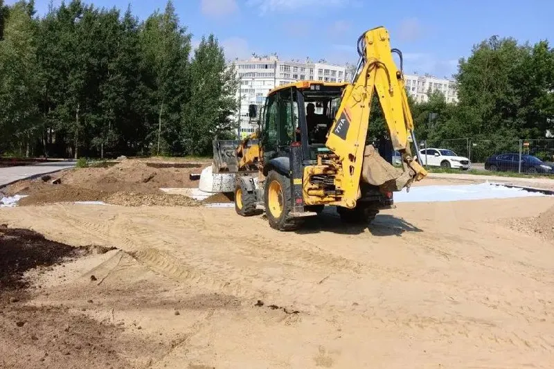 На участке площадью около 8 тысяч м² создают сквер в память о моряках‑подводниках с мемориальной композицией, малыми архитектурными формами и зелёными насаждениями.