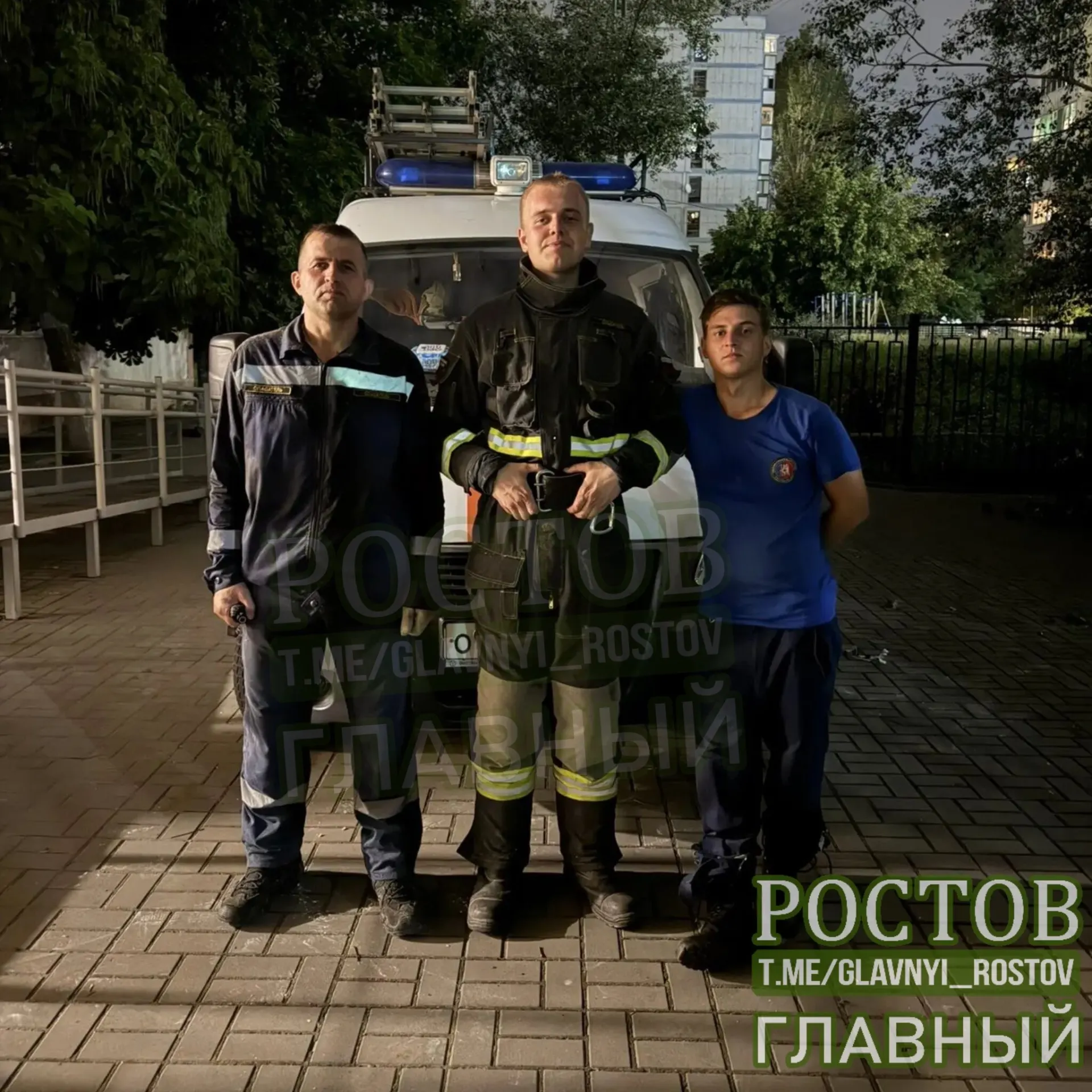 МЧС совместно с поисково‑спасательным отрядом разобрали последствия шторма: до позднего вечера они распиливали крупные поваленные деревья на территории школы №111.