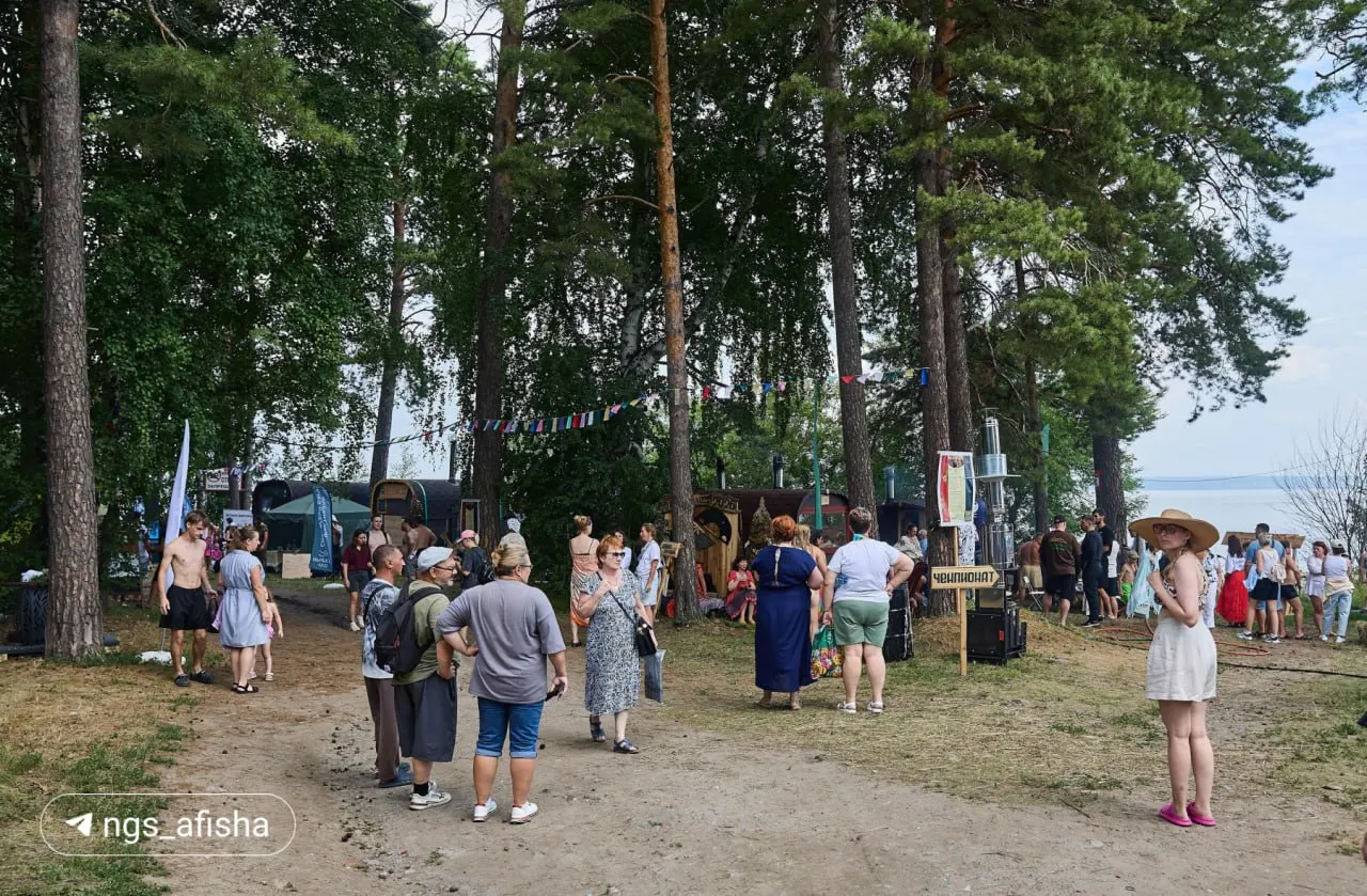 В парке «У моря Обского» прошёл банный фестиваль «Добрый пар»: многочисленные печи, деревянные бани, юрты и палатки. Вход был бесплатным, бесплатных коллективных парений — много, индивидуальные процедуры — платные. Стоимость бани «под ключ» сейчас стартует от 239 тысяч рублей.