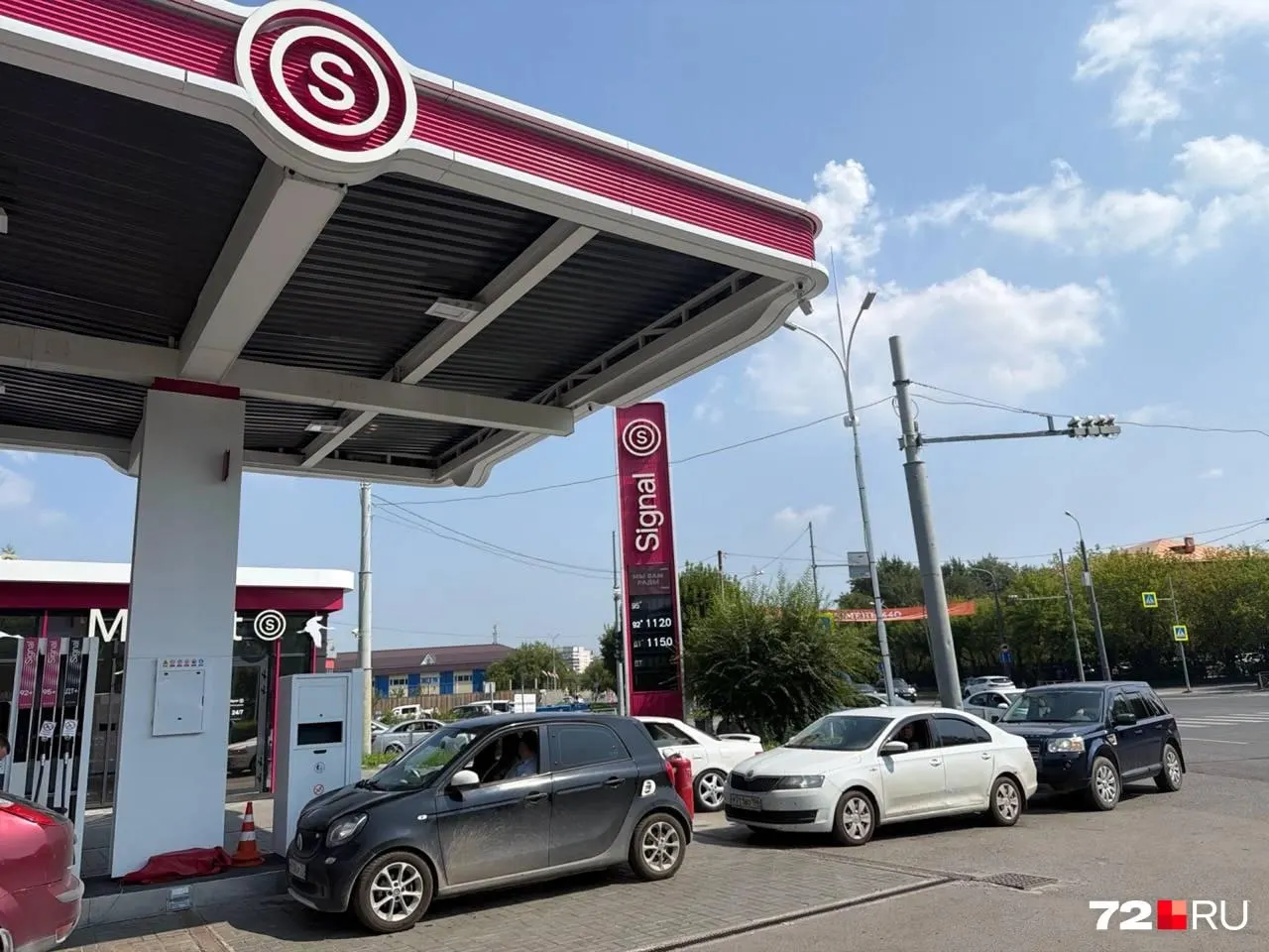На нескольких автозаправках Тюмени заканчивается топливо, люди стоят в очередях и экономят — предпочитают залить 92-й вместо 95-го и реже ездить.