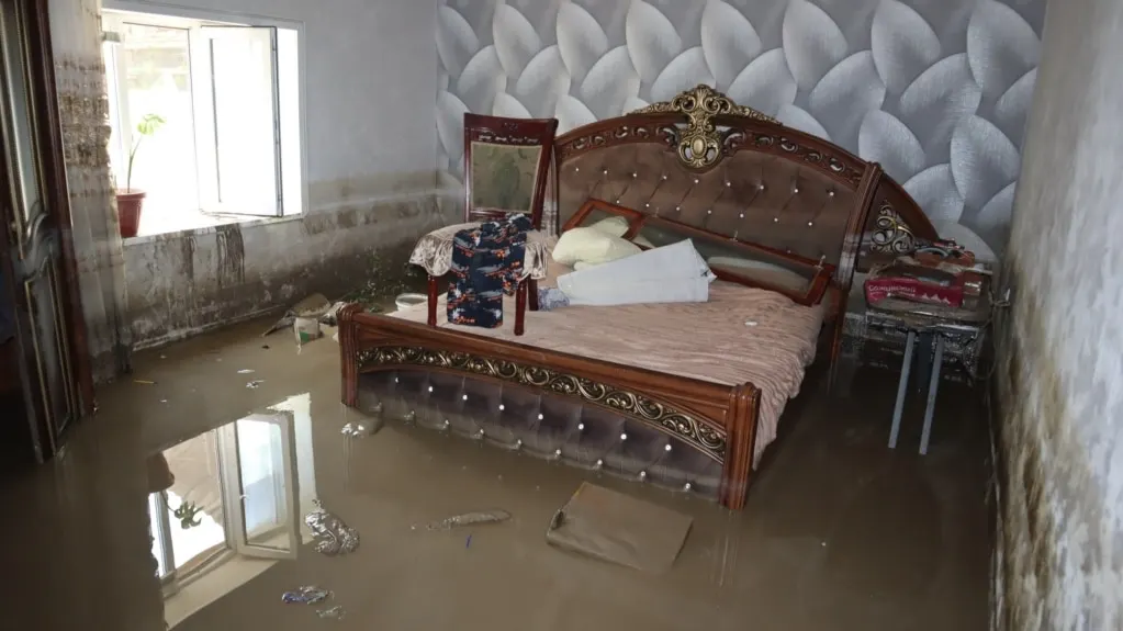 В результате сильного ливня и сброса воды с ГЭС в Гергебильском районе Дагестана десятки населённых пунктов остаются отрезанными, повреждены дома, сельхозугодья и поголовье скота.