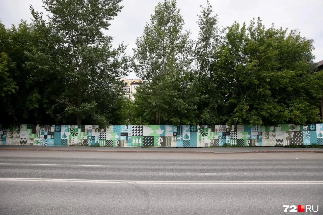 В центре Тюмени подготовлен проект воссоздания двухэтажного дома конца XIX века — памятника регионального значения, который ранее сгорел и был разобран. Здание планируют адаптировать под небольшое кафе и благоустроить территорию.