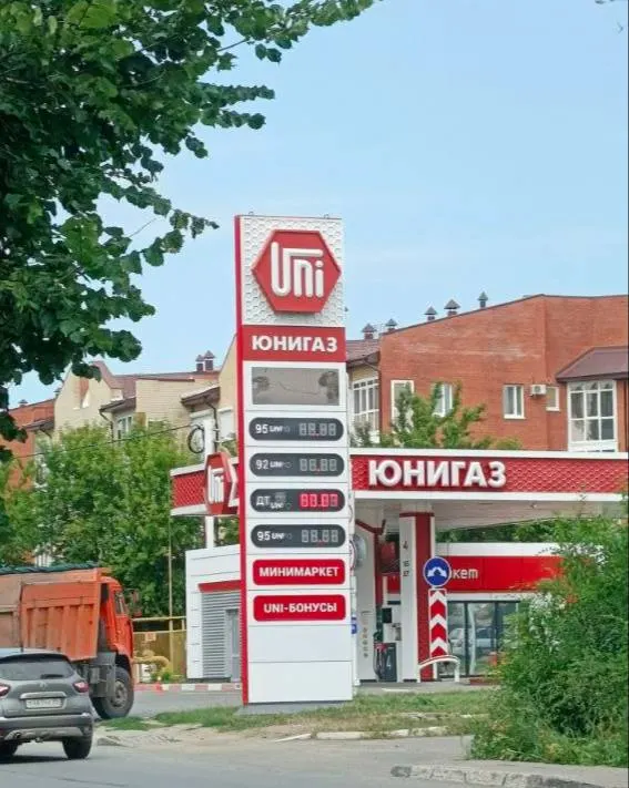 Власти Казахстана ввели правило: автомобили из приграничных государств могут пересекать границу не чаще одного раза в сутки. В Омской области при этом зафиксированы перебои с бензином и очереди на АЗС; некоторые сети ограничивали продажу топлива частным лицам.