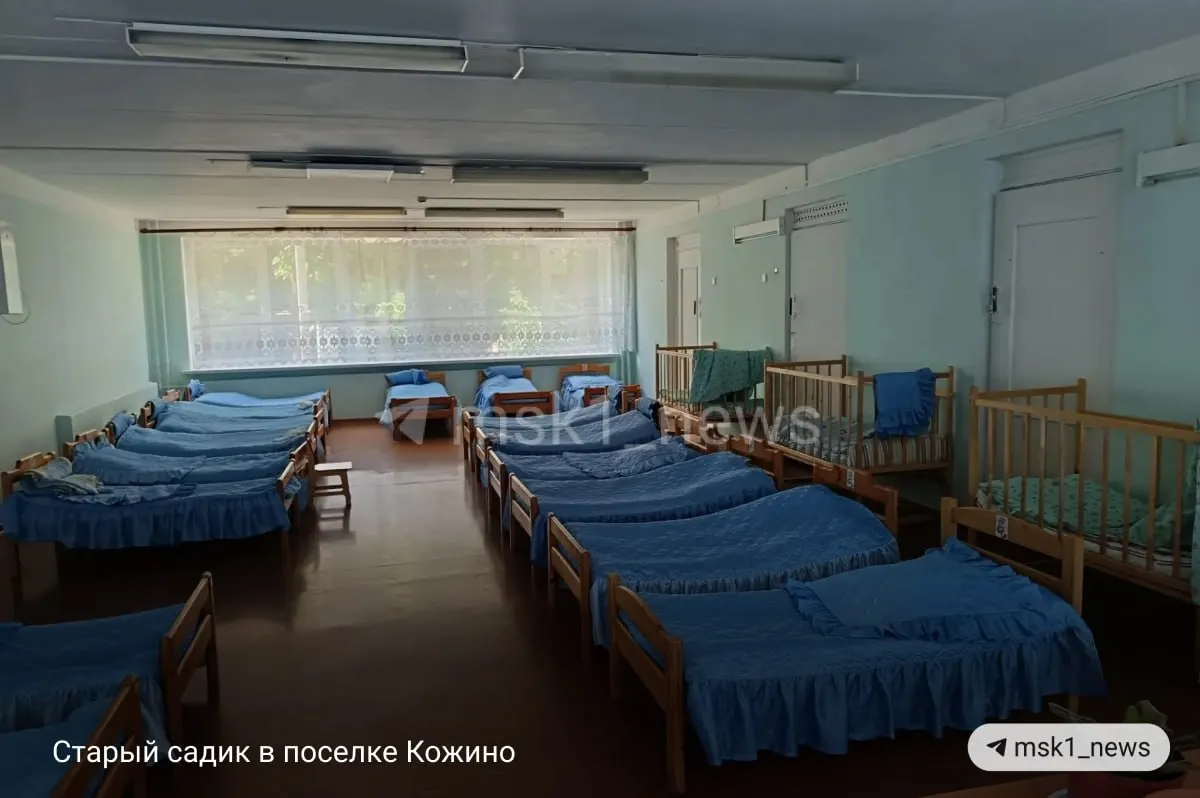 В поселке Кожино (Руза) решили перевести воспитанников детсада №58 в здание лицея. Родители считают новый путь и условия в лицее опасными и обратились в следственные органы и прокуратуру; власти заявляют, что текущее здание не соответствует нормам и ремонтировать его нецелесообразно.