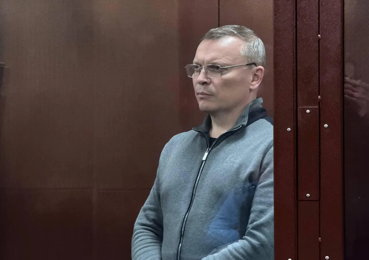 Следствие считает, что экс‑замгубернатор получил более 5 миллионов рублей за покровительство при ремонте дорог. Денежные средства якобы передавал подрядчик, посредниками выступали бывшие заместители мэра Копейска. Подозреваемый задержан и находится в СИЗО, расследование продолжается.