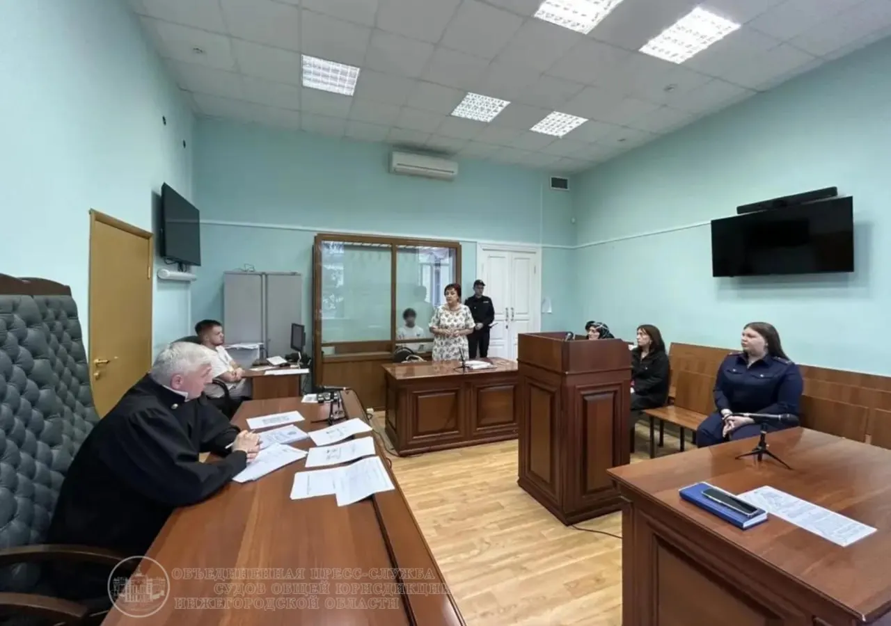 Суд поместил под стражу одного из подростков, подозреваемых в групповом нападении на прохожих в центре Нижнего Новгорода; по делу проходят пять несовершеннолетних.
