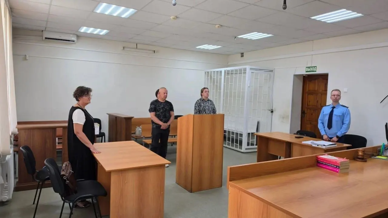 В прошлом октябре водитель, превысив скорость и выехав на встречную полосу, сбил 52‑летнего велосипедиста — пострадавший погиб. Суд назначил год принудительных работ, лишил прав на год и обязал выплатить семье компенсацию.