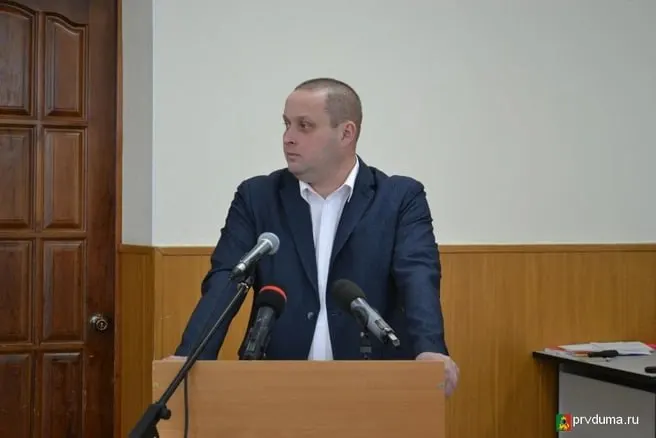 Денис Поляков временно возглавил Первоуральск. Он будет исполнять обязанности до решения городской думы о назначении нового мэра или проведении выборов.