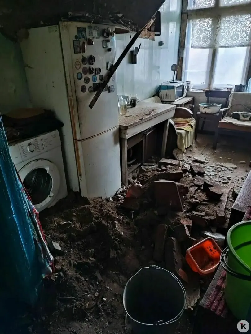 В посёлке Ясное в квартире старого дома провалился потолок; пострадавших нет, но жильё признано непригодным для проживания до проведения обследования и ремонта.
