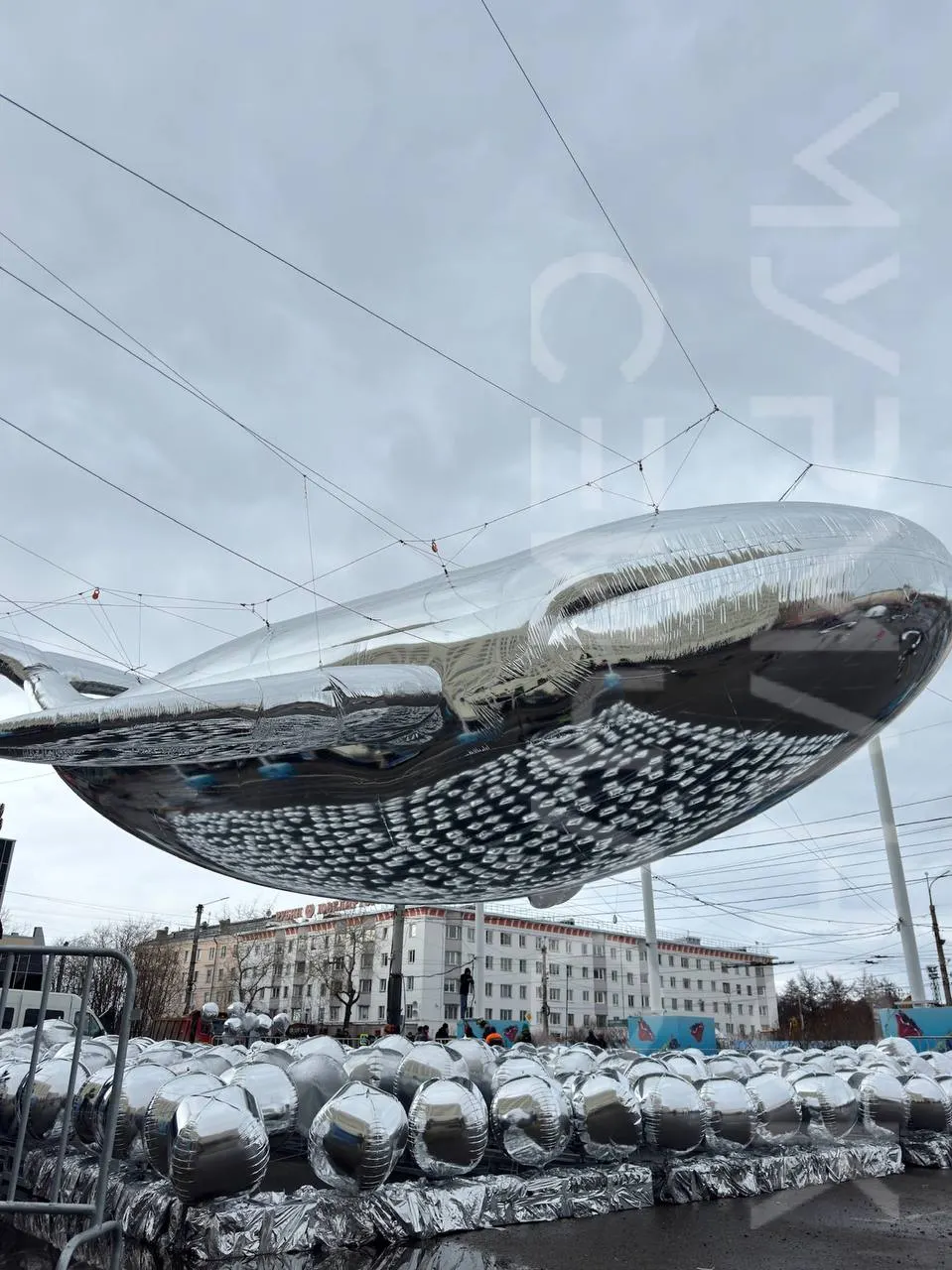Центр городского развития без торгов заключил договор с ИП на обследование двух уличных надувных фигур за 130 000 ₽. Контракт отдали единственному поставщику, что вызвало вопросы — при этом подобных фигур на улицах сейчас не наблюдается.