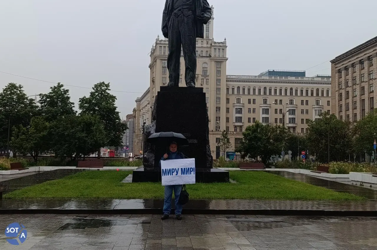 Сергей Демин вышел в одиночный пикет с плакатом «Миру мир», был задержан, а затем уведомлён о протоколе по статье о «дискредитации» армии — ему грозит штраф от 30 до 50 тыс. рублей.