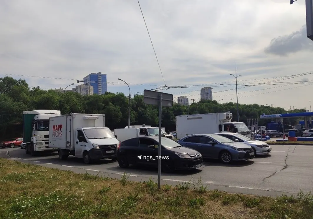 Жители отмечают, что время ожидания на заправках уменьшилось: сегодня многие стоят около 40 минут, тогда как ранее приходилось ждать до трёх часов.