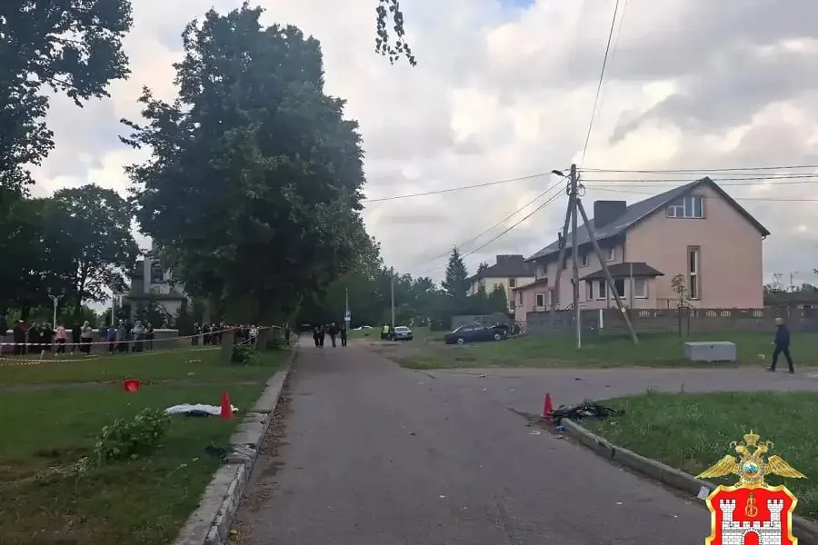 В Калининграде водитель «Мерседеса» съехал на встречную полосу и сбил женщину с двумя детьми: трёхлетний мальчик погиб, мать (23) и годовалая девочка госпитализированы. Водителю предъявлено обвинение по ч. 4 ст. 264 УК РФ (до 12 лет лишения свободы).