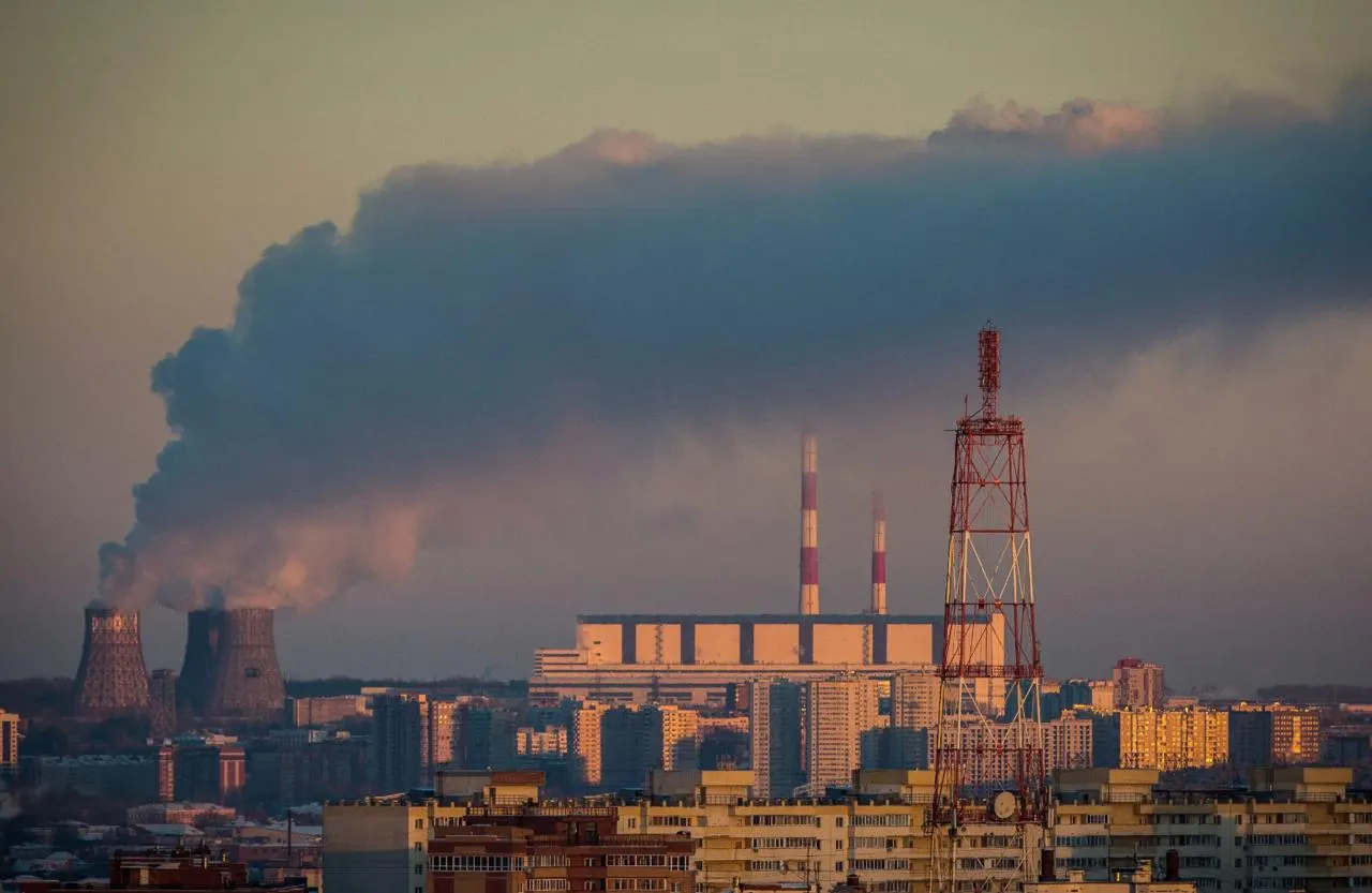 По замерам концентрация вредных веществ в воздухе превышает норму в 5,2 раза. В отдельных районах зафиксированы повышенные уровни формальдегида и фтористого водорода; жители жалуются на плотную дымку и запах гари.