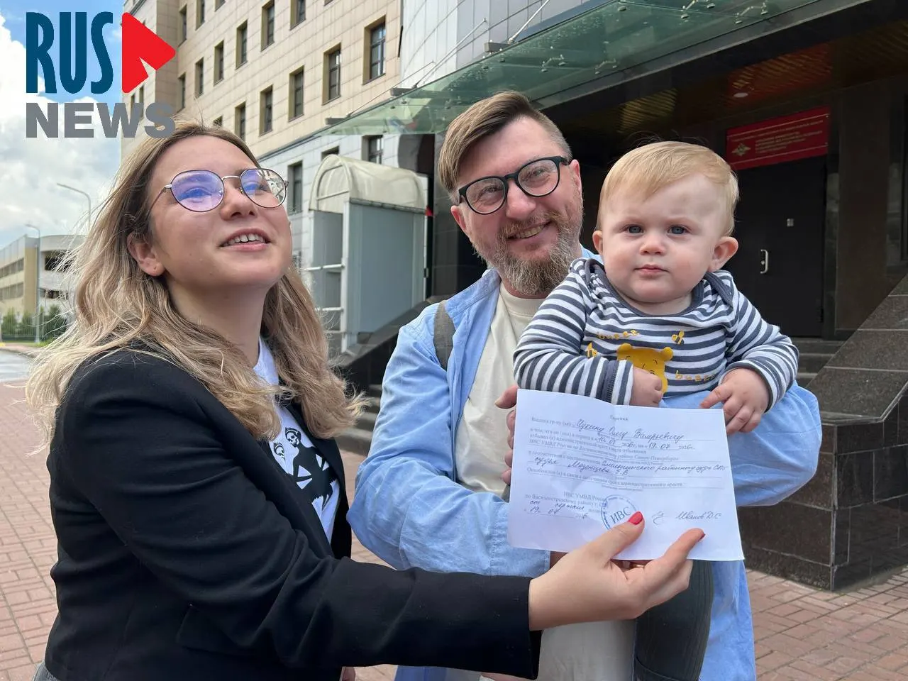 Олег Мухин вышел из Василеостровского ИВС после административного ареста на 10 суток по статье за размещение ссылок на зарубежные соцсети; апелляция оставила решение в силе, несмотря на наличие у него младенца и состояние супруги.