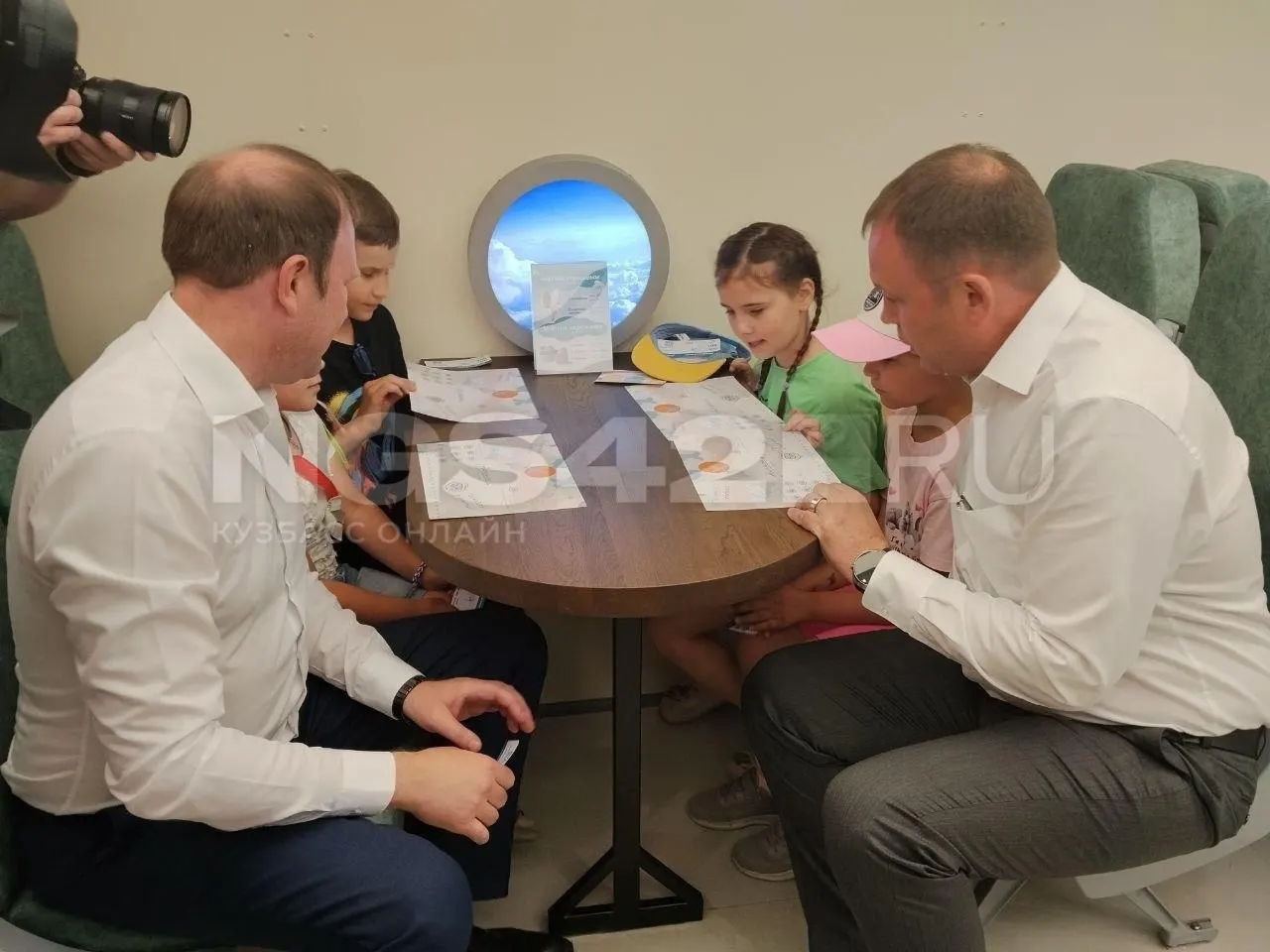 В кемеровском парке «Антошка» прошло открытие кафе, устроенного в переоборудованном АН‑12: впервые гости попробовали мороженое прямо в самолёте, среди посетителей были губернатор и мэр.