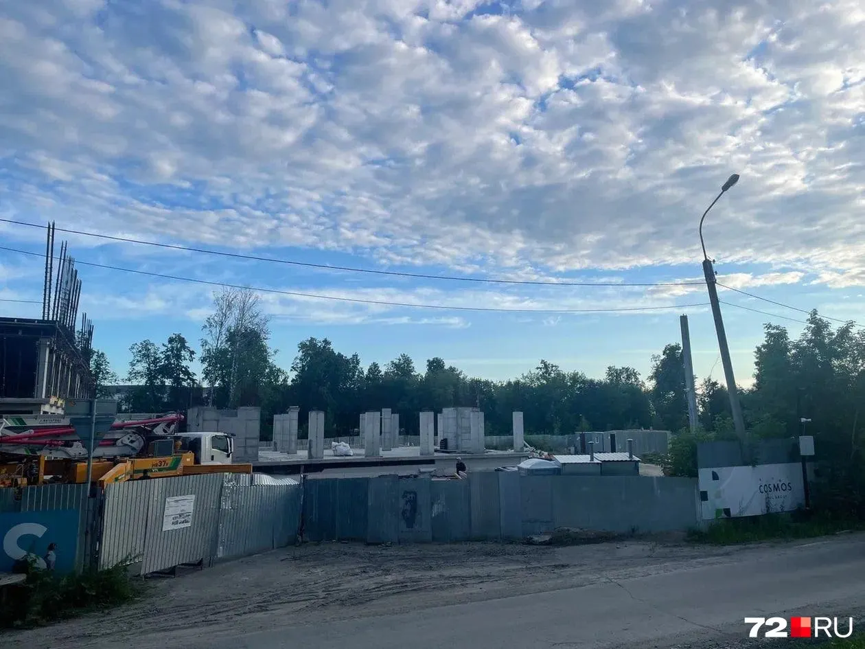 На участке у кремля в Тобольске возводят четырёхзвёздочный гостиничный комплекс на 120 номеров с оздоровительным центром и SPA. Первоначально планировали открыть летом 2026 года, но сроки сдвинулись.