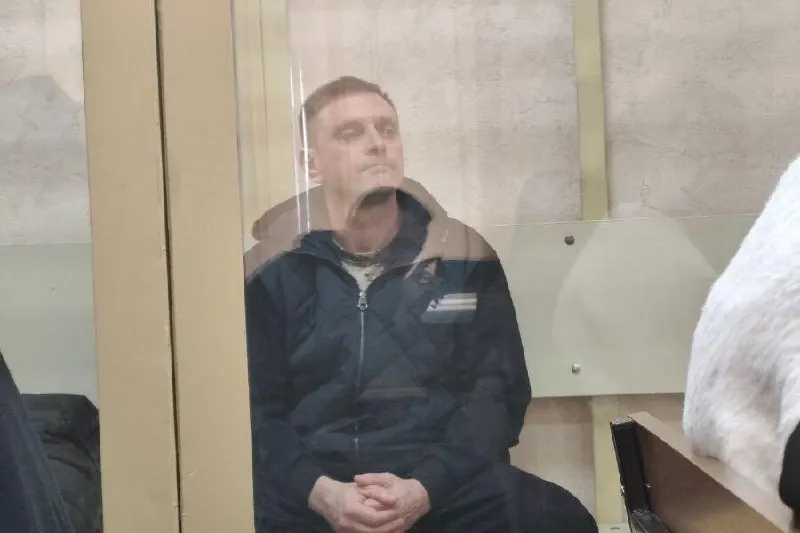 Суд заменил домашний арест директора национального парка запретом определённых действий по делу о незаконной вырубке леса: ему запретили пользоваться связью и интернетом, общаться с фигурантами дела и обязали являться по вызовам следователя и суда.