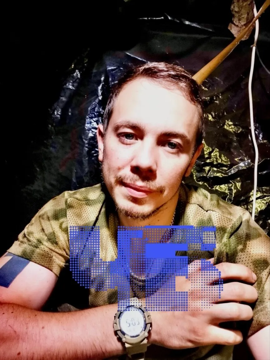 Отец погибшего обвиняет военные ведомства и чиновников: его сын был похоронен тайно в Балтийске, а родственников не уведомили и лишили возможности проститься. По словам отца, распоряжение телом и выплатами получила предполагаемая «супруга», которую он называет фиктивной.