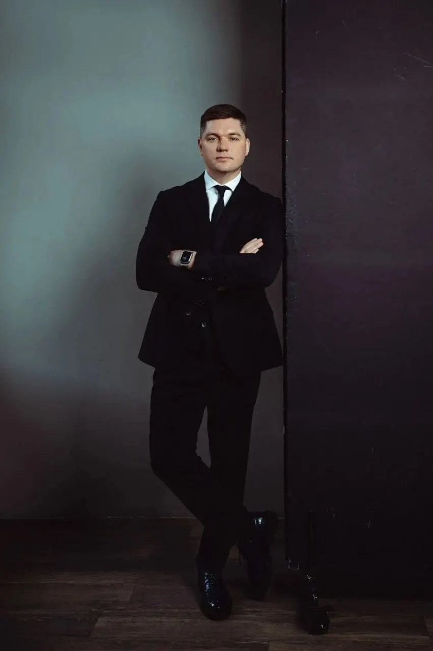 Александр Черников, ранее руководивший Сибирским институтом развития креативных индустрий, назначен министром промышленности и торговли края. Предыдущий министр ушёл по собственному желанию на фоне обсуждений дефицита бензина.
