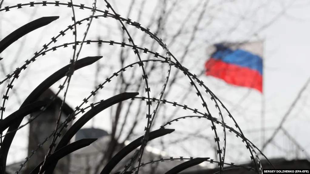 В рамках 21-го пакета санкций ЕС признал заместителя командующего 20-й общевойсковой армией причастным к пыткам, убийствам и осквернению тел украинских военнослужащих. Ранее в переписках генерала обнаружены похвальба и обсуждение расправ над пленными.