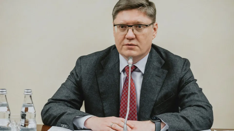 Заместитель руководителя фракции «Единая Россия» сравнил недовольных из‑за топливного кризиса с «обиженными подростками», заявил, что дефицит вызван ударами по НПЗ, пообещал решения и раскритиковал предложения о национализации.