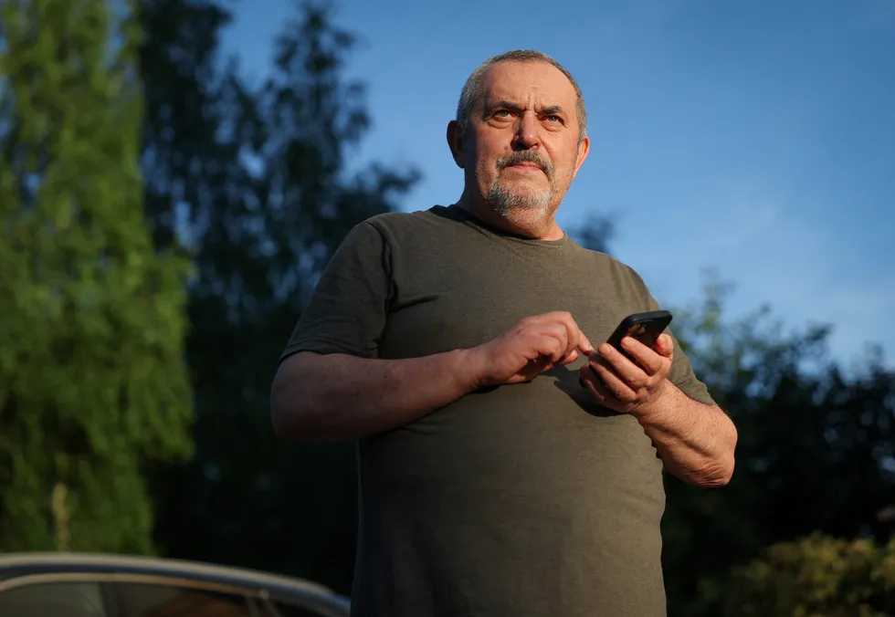 Минюст внёс политика в реестр «иностранных агентов». Через три дня его задержали в Москве и составили административный протокол за «демонстрацию экстремистской символики». Знакомые и собеседники в политических кругах считают, что действия властей призваны помешать его кампании по сбору подписей.