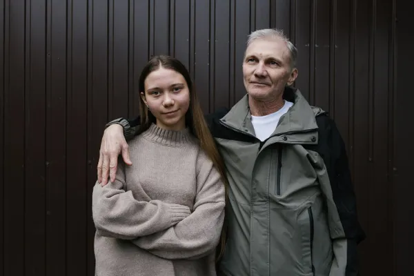Отец‑одиночка Алексей Москалев и его дочь Маша уехали из России после преследований и в марте прибыли во Францию по гуманитарной визе; им предоставлено политическое убежище.