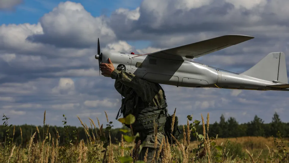 Журналистское расследование показывает, что военно-техническое сотрудничество между Китаем и Россией включает передачу ИИ‑модулей, деталей и обучения для беспилотников, а также совместную отработку мер против спутниковой сети Starlink.