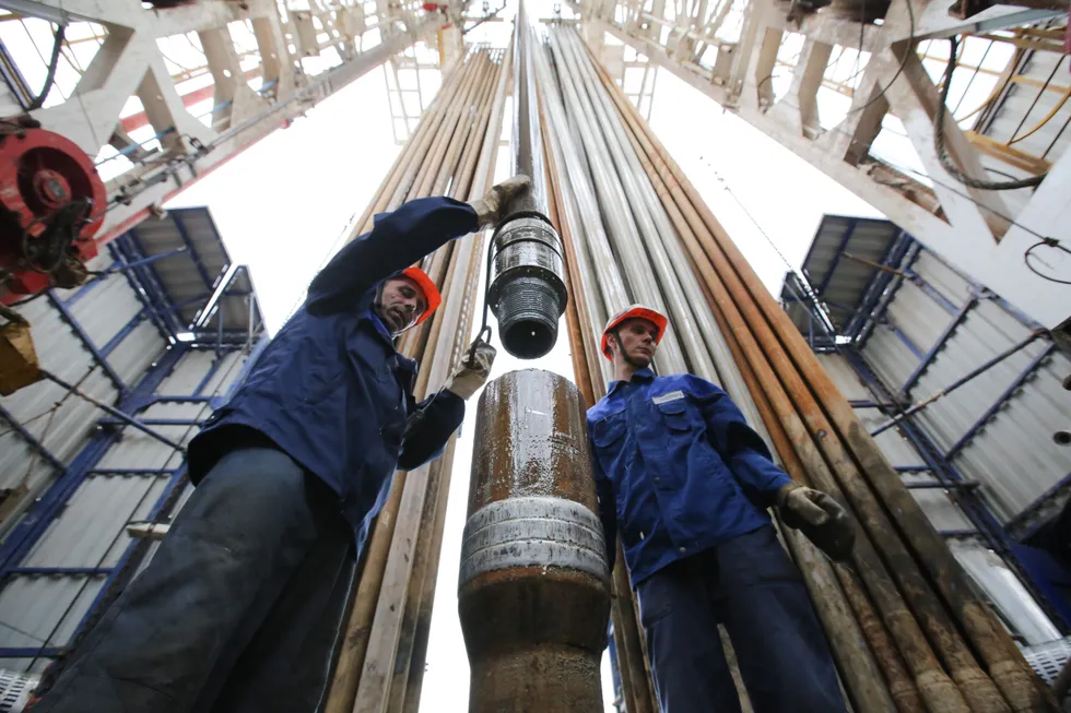 Сырьё формировало историю: от пряностей и сахара до нефти и газа. Но владение ресурсами часто оборачивается «подарком с сюрпризом»: инфляцией, деградацией промышленности и политической уязвимостью. На примерах мировых кейсов и российской истории — почему ресурсная рента становится ловушкой и какие модели управления ею существуют.