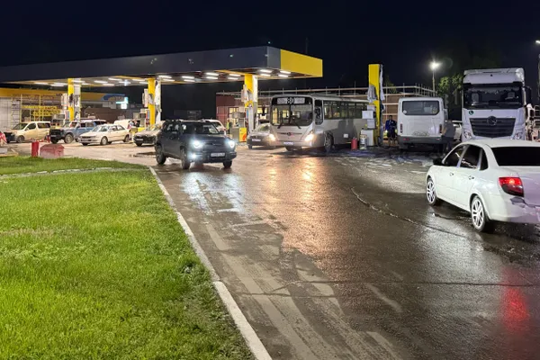 На отдельных АЗС в разных регионах бензин продают преимущественно служебным автомобилям и госслужащим — простым водителям либо отказывают, либо обслуживают по «паролю». Ограничения связаны с перебоями в поставках после атак на нефтяные объекты.