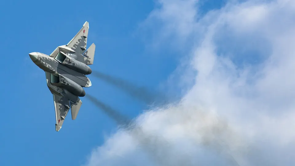 Минпромторг потребовал от АО «Авиационная и морская электроника» выплатить 257,1 млн руб. неустойки по госконтракту «Дисплей‑И7». Третий этап работ просрочен более шести лет; одновременно государство пересмотрело целевые показатели по импортозамещению радиоэлектроники и сократило финансирование программы.