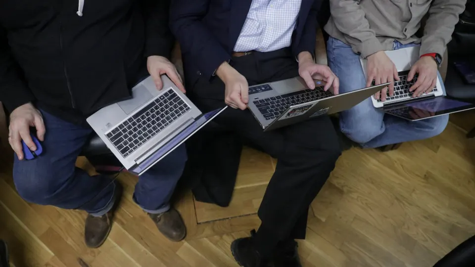 Минцифры подготовило проект мер по борьбе с телефонным и кибермошенничеством: интернет-ресурсы должны будут сохранять сведения о регистрации, авторизациях и удалении учётных записей, а операторы связи — расширить объём передаваемой силовикам информации.
