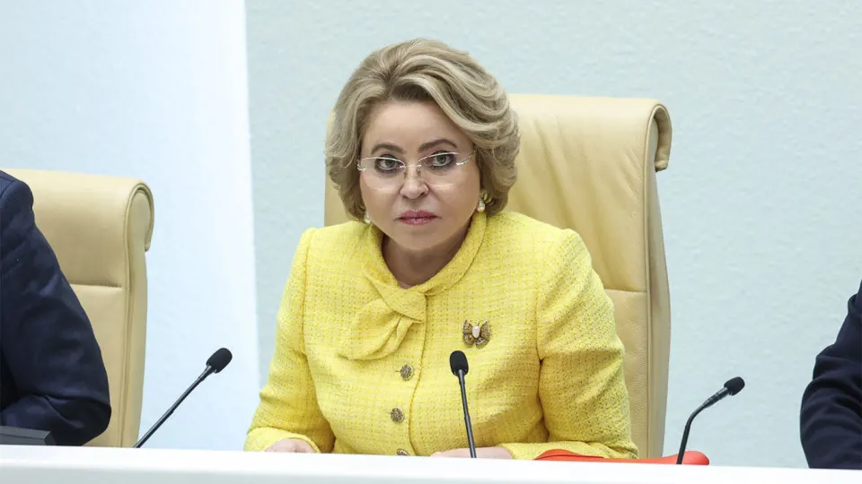 Председатель Совета Федерации выступила за временную приостановку или смягчение отдельных положений закона о закупках (44‑ФЗ), чтобы упростить и ускорить принятие решений в условиях санкций и срочных нужд.