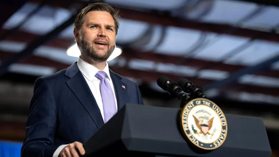 По словам вице‑президента США Джей Ди Вэнса, российская армия платит слишком высокую цену за продвижение, а широкое использование беспилотников и успешная оборона Украины подрывают способность Москвы к масштабным наступлениям.