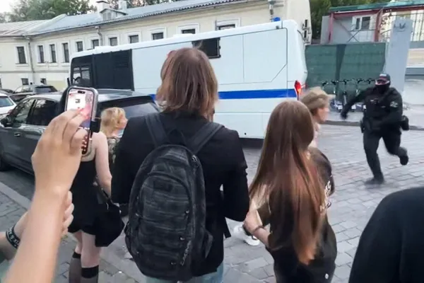 Поздно вечером 3 июля в центре Москвы сотрудники ОМОНа провели рейд в районе Китай‑города. По свидетельствам задержанных и очевидцев, многих из них, в том числе несовершеннолетних, задерживали жестко, применяли электрошокеры и уводили в автозаки; в отделении фиксировали данные и фотографировали, но протоколов, по словам задержанных, не составляли.