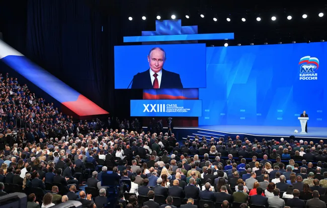 Администрация президента несколько раз корректировала KPI для «Единой России»: от первоначальных 55% при явке 50% до нынешних ориентиров примерно в 45%. Власти объясняют послабления падением рейтингов партии и президента, экономическими трудностями и усталостью общества.