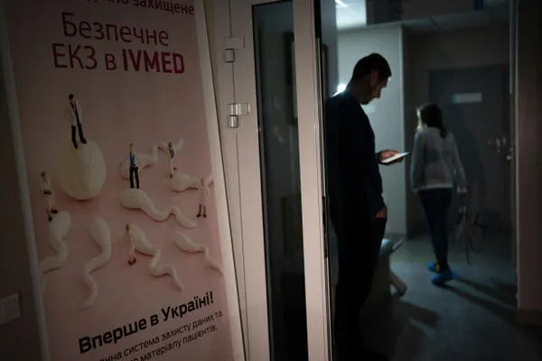 Депутаты приняли поправки в закон «О ветеранах»: бесплатную программу вспомогательных репродуктивных технологий смогут получить жены участников боевых действий, женщины‑инвалиды войны и вдовы, не вступившие в повторный брак в течение пяти лет после гибели супруга. Суррогатное материнство и некоторые процедуры останутся платными.