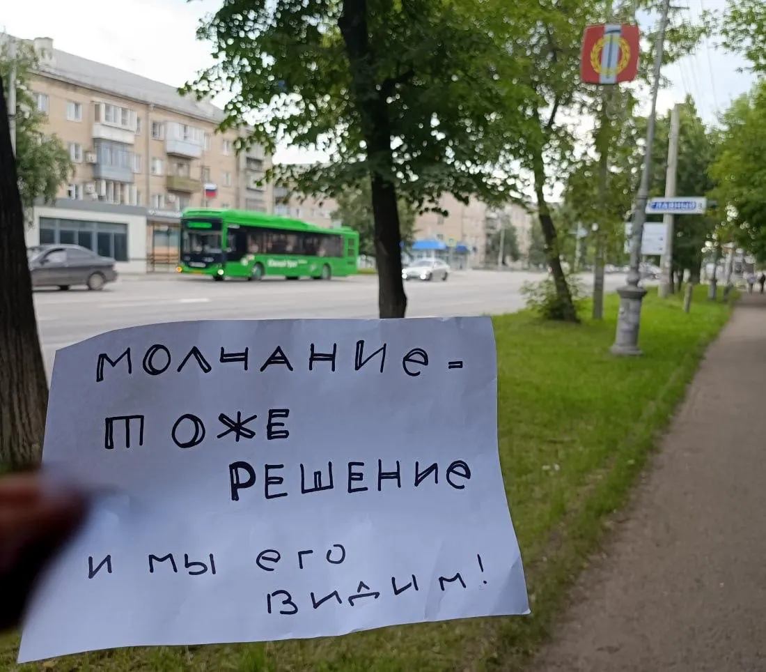 Участницы движения из нескольких городов Урала провели акции с требованием рассмотрения закона против домашнего насилия: петиция набрала более 100 тысяч подписей, но до сих пор не принята.