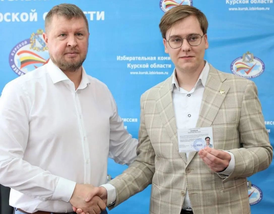 21‑летнего Александра Новикова зарегистрировали кандидатом в Госдуму от Курской области от партии «Яблоко». Ранее он руководил волонтёрским проектом «Всем миром», выдававшим гуманитарную помощь беженцам после наступления на регион.